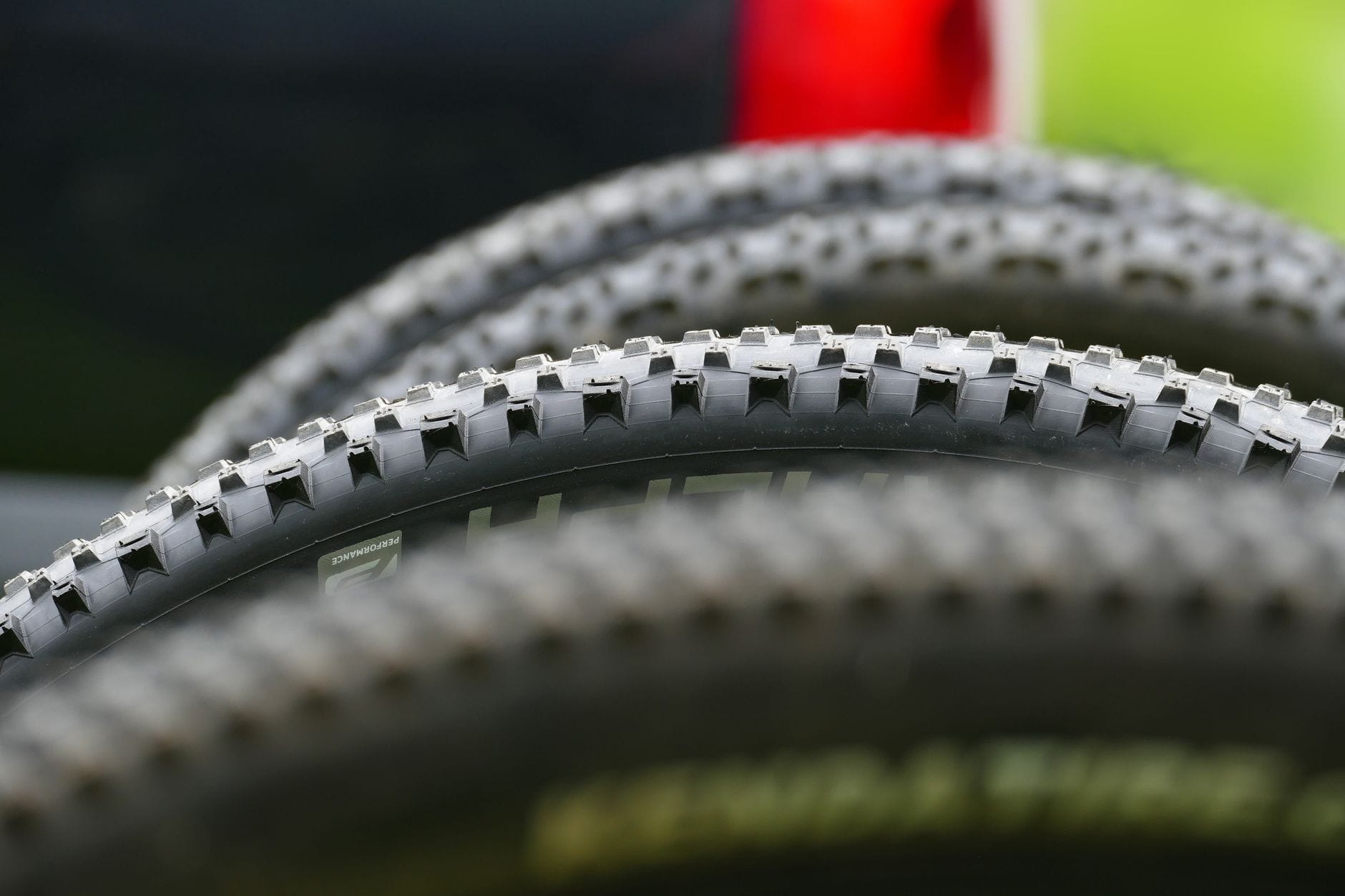 Bieżnik opony roweru enduro w zbliżeniu, przystosowany do jazdy w terenie