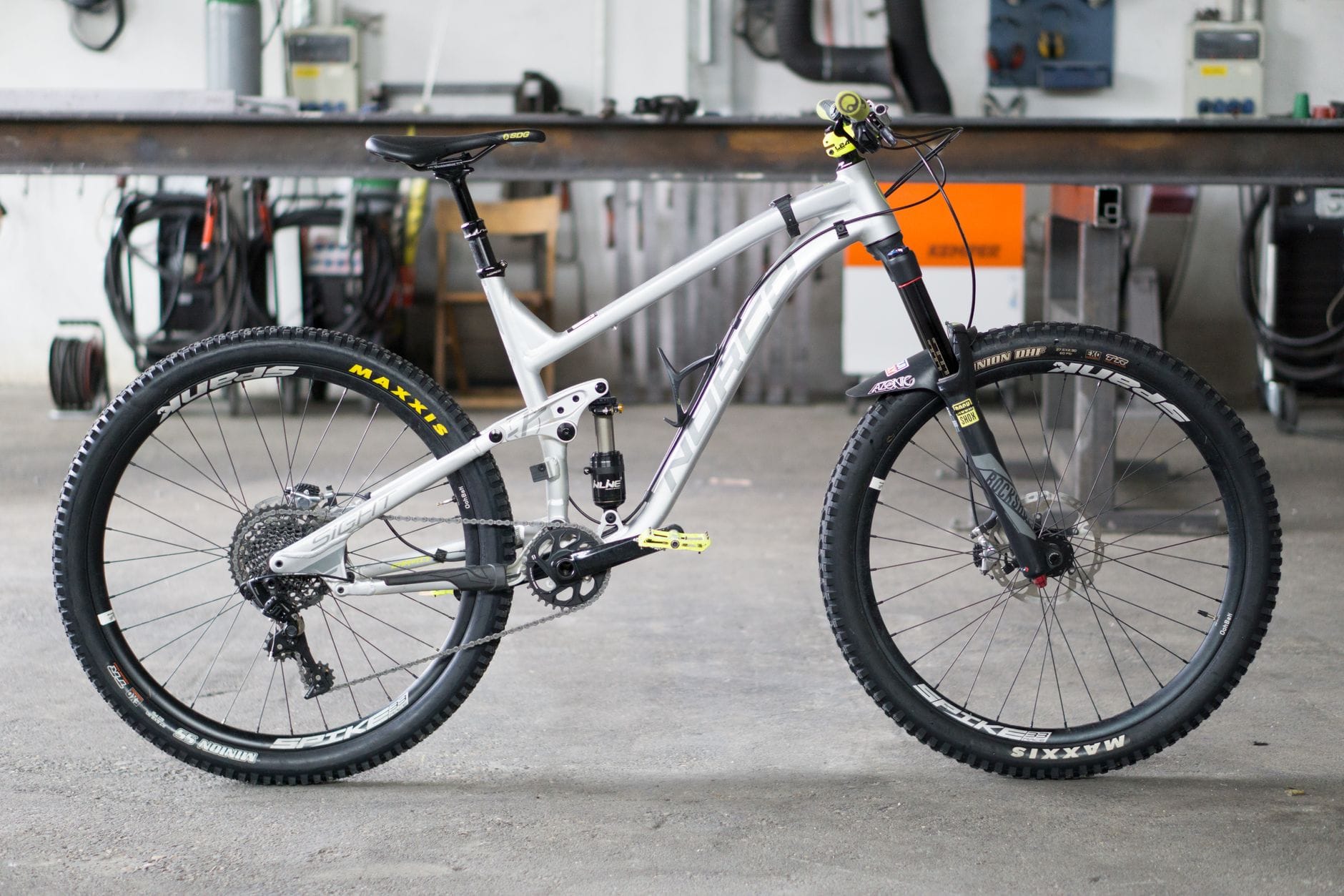 Szczegóły ramy i podzespołów roweru MTB w warsztacie bike fitting