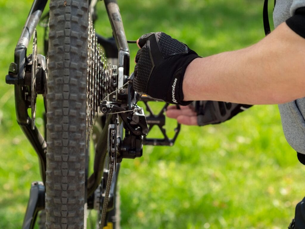 Osoba reguluje przerzutkę roweru na zewnątrz we Wrocławiu